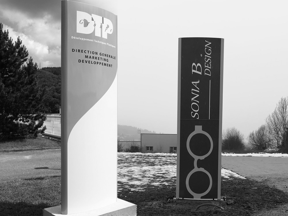 ENSEIGNES 01 – Totems extérieurs pour la signalétique