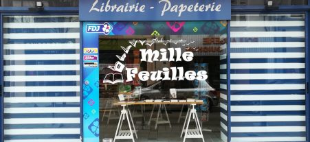 Vitrine avec adhésif découpé